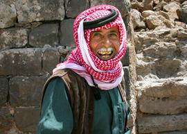 
Hommage à l'hospitalité syrienne. Portrait d'homme. Rire du bédouin qui se rend compte qu'il a p...