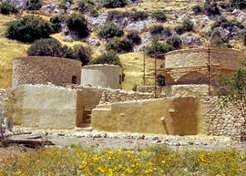 
Reconstitution de l'habitat néolithique à Khirokitia (Chypre). Vue générale des reconstitutions ...