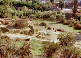 
Reconstitution de l'habitat néolithique à Khirokitia (Chypre). Les reconstitutions en cours de t...