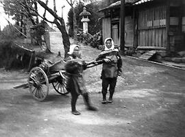 
Le Japon de 1937 à 1939 vu par André Leroi-Gourhan, la vie agricole. Une charrette et des femmes...