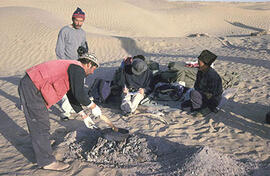 
Chemins vers l'Orient, Chine. Désert du Taklamakan (Xinjiang), bivouac, préparation du repas
