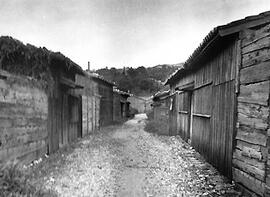 
Le Japon de 1937 à 1939 vu par André Leroi-Gourhan, l'architecture rurale. Une rue dans un villa...