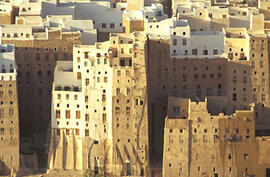 
Chemins vers l'Orient, Yémen. Shibam "La Manhattan des sables", immeubles de terre cru...