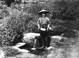 
Le Japon de 1937 à 1939 vu par André Leroi-Gourhan, les costumes. Une femme lavant son riz dans ...