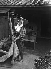 
Le Japon de 1937 à 1939 vu par André Leroi-Gourhan, les costumes. Une paysanne avec un tapis en ...