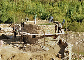
Reconstitution de l'habitat néolithique à Khirokitia (Chypre). L'armature de bois est ensuite co...