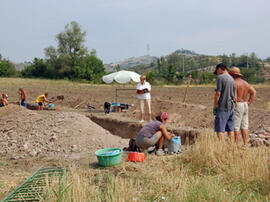 
Recherches franco-bulgares sur le site néolithique de Kovacevo en Bulgarie. L'Equipe. Fouille du...