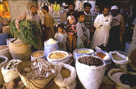 
Chemins vers l'Orient, Pakistan. Turbat (province du Baloutchistan), marchand de graines et épic...