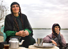 
Hommage à l'hospitalité syrienne. Portrait de femmes. Offrande du thé et pose cigarette des deux...