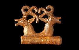 
La tombe d'un prince scythe (Kazakhstan), les objets d'art scythe. Pendeloque à deux protomés de...