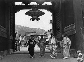 
Le Japon de 1937 à 1939 vu par André Leroi-Gourhan, les costumes. L’allée centrale de Zenkoji, t...