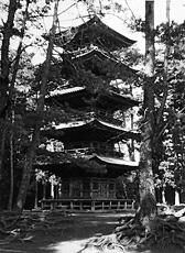 
Le Japon de 1937 à 1939 vu par André Leroi-Gourhan, l'architecture religieuse. La pagode du temp...