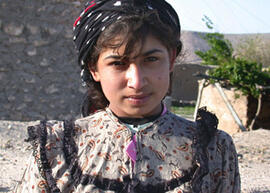 
Hommage à l'hospitalité syrienne. Portrait de jeune fille. Même jeune fille, un an plus tard (Ha...
