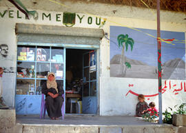 
Hommage à l'hospitalité syrienne. Scène de la vie courante. Une boutique accueillante près de Ha...