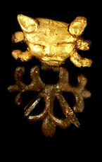 
La tombe d'un prince scythe (Kazakhstan), les objets d'art scythe. Tête de félin dorée placée au...