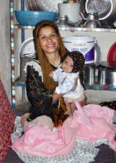 
Hommage à l'hospitalité syrienne. Portrait de femme. La bru et son premier enfant (Moyen Euphrat...